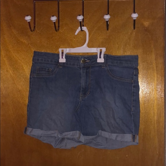 Shorts - Picture 2 of 4